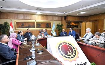 محافظ الغربية يستعرض خطة متكاملة لتطوير تكتلي عسل النحل والملابس الجاهزة 
