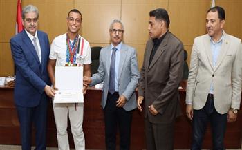 محافظ بني سويف يلتقي المتميزين رياضياً.. ويُكرّم أبطال المشروع القومي للموهبة والبطل الأولمبي
