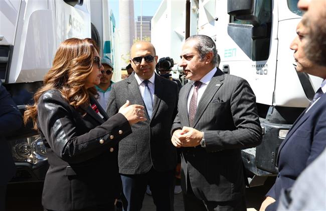 وزيرة التنمية المحلية والبيئة ورئيس شركة العاصمة يدشنان أول ثلاث ماكينات لاسترداد العبوات البلاستيكية والمعدني