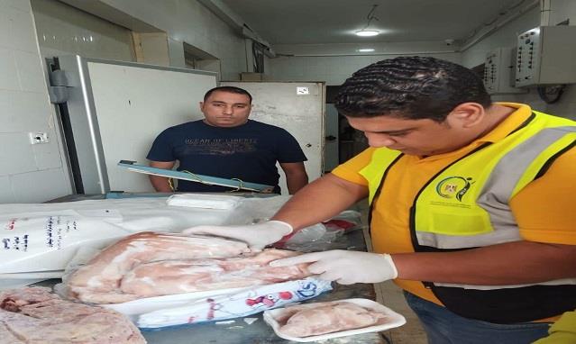 تموين الإسماعيلية يضبط 10 أطنان من الطيور ومصنعات الدجاج بأحد الثلاجات بها علامات فساد وغير صالحة للاستهلاك 