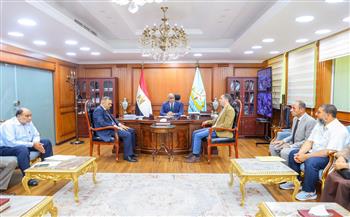  محافظ كفرالشيخ ينهي معاناة امتدت لأكثر من 24 عاماً ويسلم عقود «أرض الجونة»