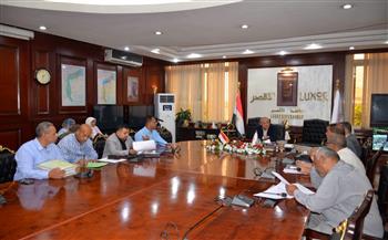 محافظ الأقصر يعقد اجتماعًا لمتابعة ملفات التصالح وتقنين الأراضي والمتغيرات المكانية