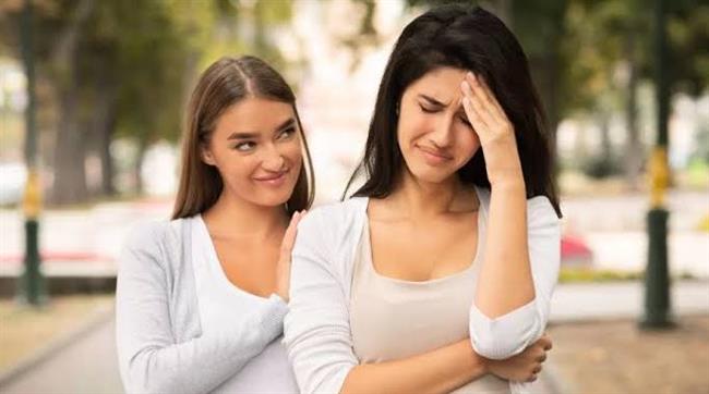 هل صديقتك شخصية مسيطرة؟.. علامات لا تتجاهليها
