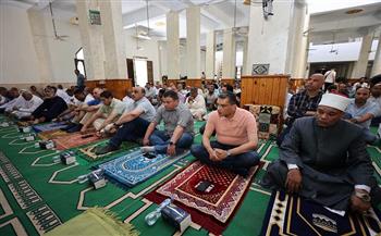 محافظ البحر الأحمر يؤدي شعائر صلاة الجمعة بمسجد الرحمن في الغردقة
