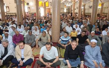محافظ سوهاج يشارك المواطنين صلاة الجمعة بمسجد الحق ويؤكد: التواصل المباشر أساس تحسين الخدمات