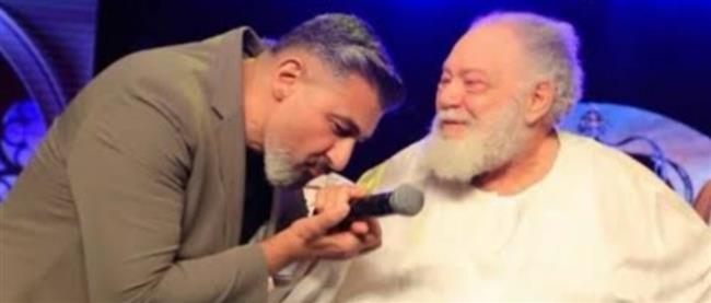 ياسر جلال يُقبّل يد  الفنان القدير يحيى الفخراني بعد عرض “الملك لير”
