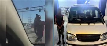 ضبط سائق ميكروباص بالإسكندرية بعد تداول فيديو لمحاولة التعدي على قائد سيارة وأسرته   