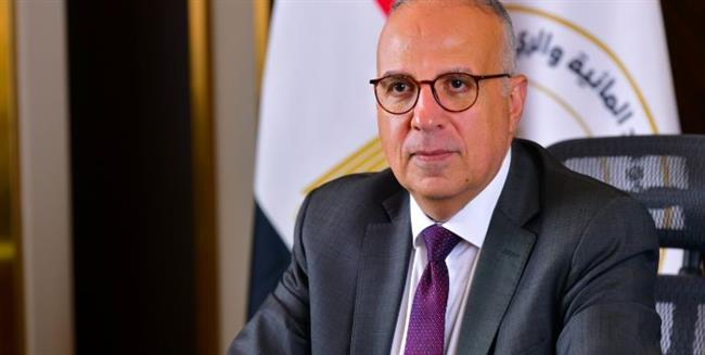 وزير الري يتابع موقف غرق أحد الصنادل بمنطقة ميناء السد العالي شرق ببحيرة ناصر