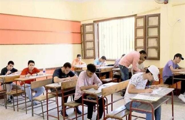طلاب الثانوية العامة يؤدون امتحان اللغة العربية في جميع محافظات الجمهورية