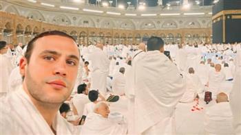 محمد إمام يؤدي مناسك العمرة