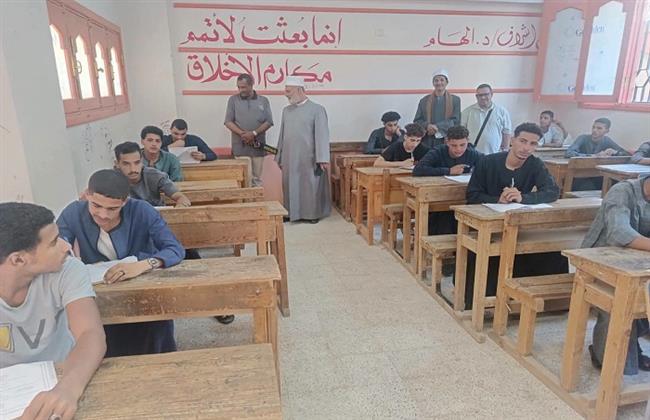 رئيس سوهاج الأزهرية يتفقد لجان "العسيرات" ويطمئن على سير إمتحانات الجغرافيا للقسم الأدبي