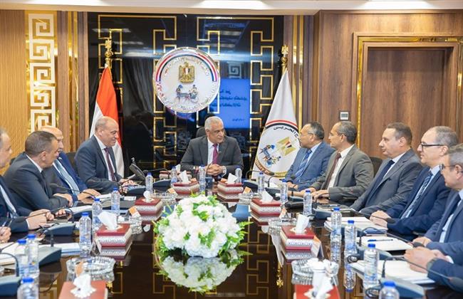 وزير الدولة للإنتاج الحربي يبحث تعظيم الاستفادة من الأراضي والأصول وتطوير واستغلال خطوط الإنتاج
