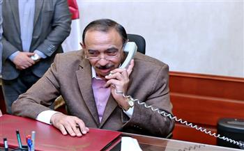 محافظ سوهاج يهنئ الأول على مستوى الشهادة الإعدادية هاتفيًا ويشيد بتفوقه