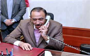 محافظ سوهاج يهنئ الأول على مستوى الشهادة الإعدادية هاتفيًا ويشيد بتفوقه