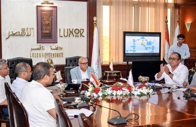محافظ الأقصر يتابع موقف تسليم وتشغيل مشروعات «حياة كريمة» ويؤكد سرعة الانتهاء من إجراءات الاستلام