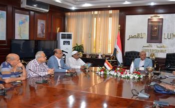 محافظ الأقصر يستقبل وفدًا من أهالي المدينة لبحث المطالب الخدمية ويؤكد استمرار تحسين منظومة النقل