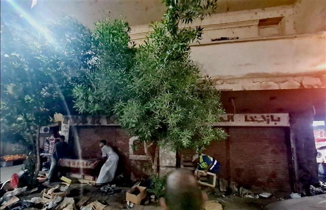 مجلس مدينة الأقصر يستكمل حملات رفع الحواجز الخرسانية والتعديات العشوائية بشارع الهيلتون