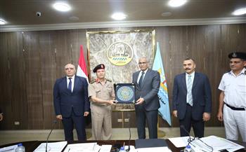 محافظ كفرالشيخ يكرم المستشار العسكري للمحافظة تقديرًا لجهوده الوطنية المبذولة