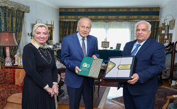أبو الغيط يتسلم أول نسخة من كتاب "جامعة الدول العربية ..ثمانون عاما"