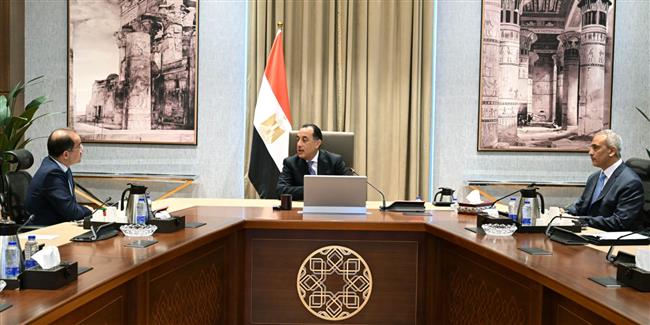 رئيس الوزراء يتابع مع وزير المالية إجراءات تدبير التمويل اللازم للهيئة المصرية للشراء الموحد والتموين الطبي