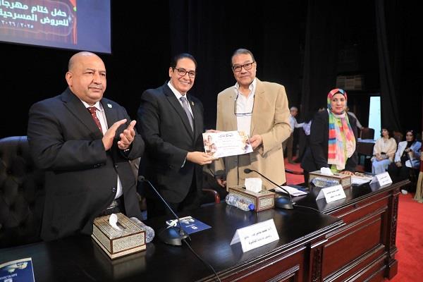 رئيس جامعة القاهرة يكرم الفائزين في مهرجان العروض المسرحية الطويلة