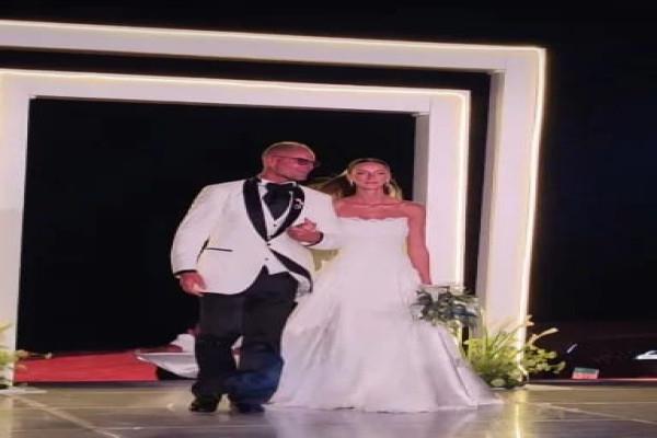 بعد أيام من عقد قرانها.. تامر هجرس يحتفل بزفاف ابنته تمارا بحضور الأهل والأصدقاء
