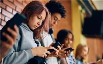 نصائح ذهبية لتوعية أبنائك بمخاطر تقليد ترندات السوشيال ميديا دون وعي  