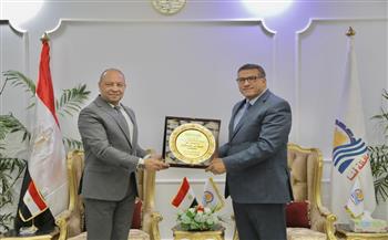 محافظ قنا يبحث مع رئيس "مودرن جاس" التوسع في مشروعات الغاز الطبيعي بالمحافظة 