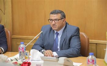 محافظ قنا يبحث خطط التوسع في المشروعات الخدمية والتنموية بالمحافظة