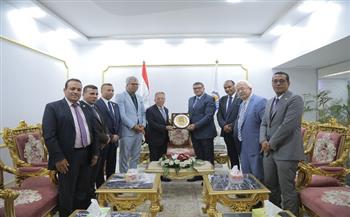 محافظ قنا يناقش مع نقيب الأطباء تعزيز التعاون لدعم القطاع الطبي