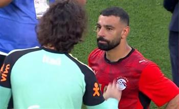 العرب في المونديال.. لقاء خاص بين محمد صلاح واليسون بيكر بعد مواجهة مصر والبرازيل