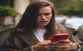 لماذا تنجذب بعض النساء للأخبار السلبية أكثر من غيرها؟.. علم النفس يوضح