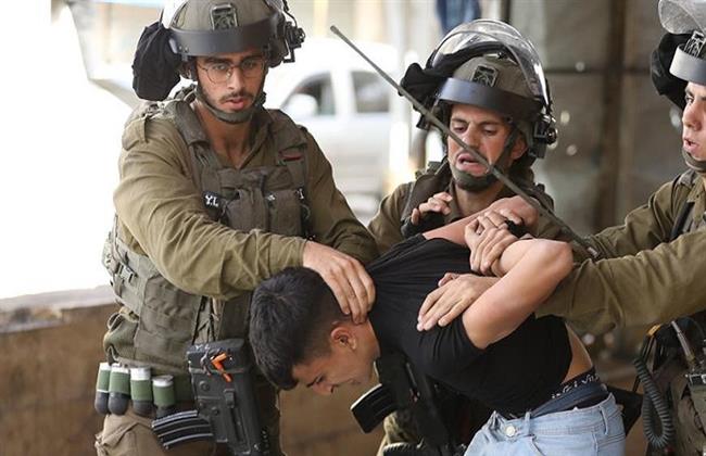 الاحتلال الإسرائيلي ينصب حواجز عسكرية ويخطط لبؤر استيطانية جديدة تهدد الأراضى الفلسطينية