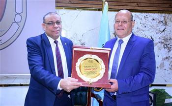 البنك الأهلي يكرم رئيس جامعة سوهاج تقديراً لجهوده الأكاديمية والتنموية