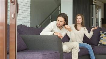 دون مشادات أو غضب.. نصائح لمواجهة مقاطعة شريكك لك أثناء الحديث