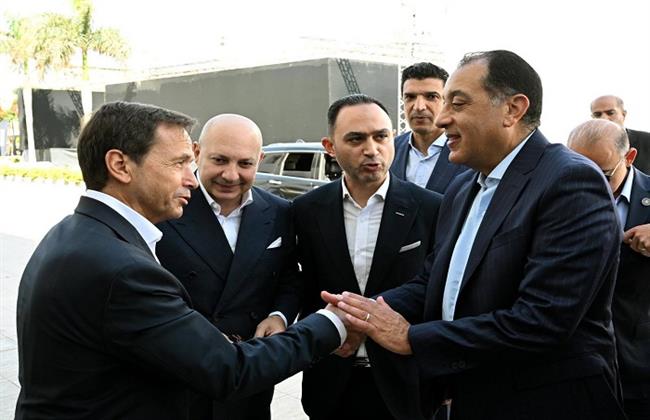 رئيس الوزراء يفتتح ويتفقد عددًا من المشروعات الصناعية بالسادس من أكتوبر