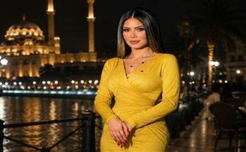إيناس عز الدين تخطف الأنظار بفستان أصفر