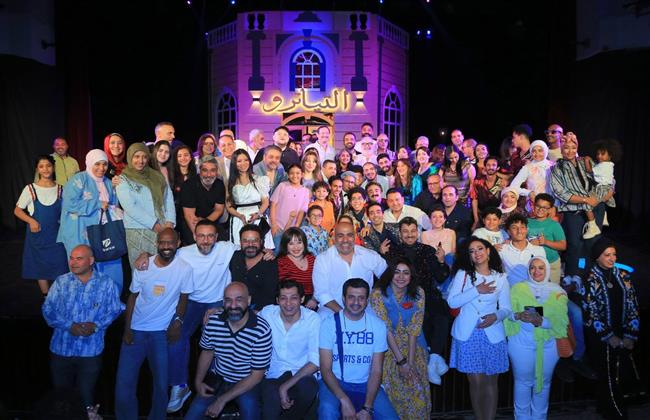 «كامل العدد».. عرض «التياترو» يشهد حضورًا ثقافيًا وفنيًا ويواصل تحقيق نجاحه بمسرح السلام 