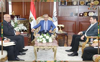 محافظ بني سويف يستقبل وفد الهيئة العامة للاستثمار والمناطق الحرة لبحث فرص جذب الاستثمارات