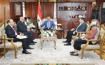 محافظ بني سويف يستقبل وفد الهيئة العامة للاستثمار والمناطق الحرة لبحث فرص جذب الاستثمارات