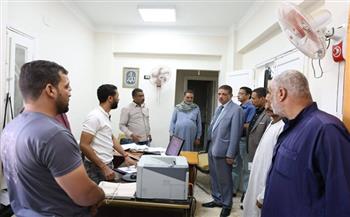 سكرتير عام المحافظة المساعد يتفقد المركز التكنولوجي بالخارجة لمتابعة الأداء وتسريع إنجاز طلبات المواطنين