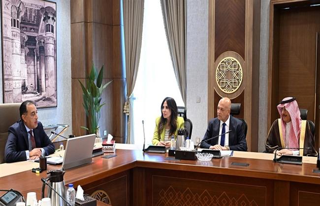 رئيس الوزراء يلتقي مسئولي شركة "أكوا باور" لمناقشة أطر التعاون في تنفيذ مشروعات تحلية مياه البحر