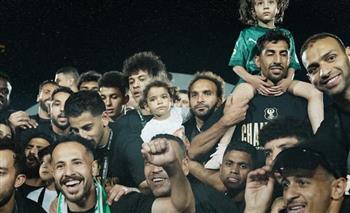 لاعبو المصري البورسعيدي يحتفلون بلقب كأس عاصمة مصر في جولة عائلي جماهيري