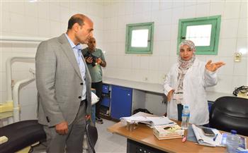 محافظ أسيوط يحيل مدير الوحدة الصحية بعرب المدابغ و3 من الأطقم الطبية والتمريض بالوحدة للتحقيق خلال جولة مفاجئة