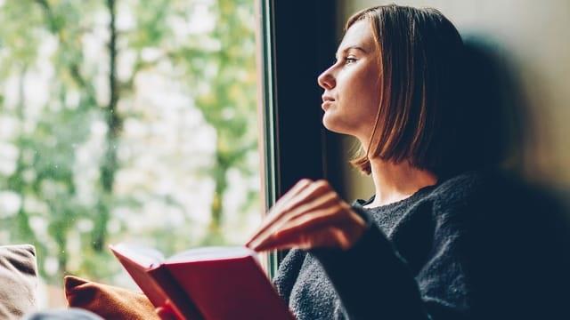 سمات تكشف النساء اللاتي يفضلن إعادة قراءة الكتب المفضلة لأكثر من مرة