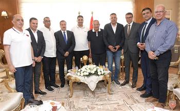 محافظ بورسعيد يكرم لاعبي "المصري" ويصرف لهم مكافآت بعد فوزهم ببطولة كأس عاصمة مصر