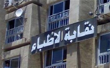 عضو بـ "الأطباء" يكشف القصة الكاملة لانتحال صفة طبيب بالشيخ زايد.. وإغلاق عيادته بعد ضبطه