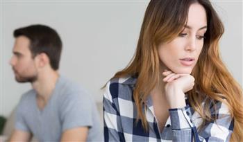 بين الضغوط وسوء التواصل.. لماذا لا ينصت شريكك لحديثك؟