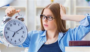 لتنجزي أكثر في وقت أقل.. تخلصي من هذه العادات اليومية