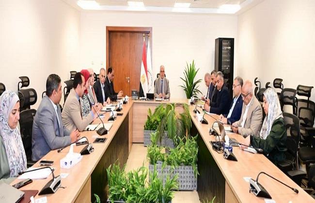 وزير الري يتابع الدراسة الخاصة بمنظومة التحكم في ورد النيل والمخلفات العائمة قبل انتشارها في منظومة المياه 